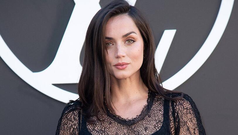 In Madrid hat Ana de Armas den Stiefsohn des kubanischen Präsidenten geküsst. In Madrid hat Ana de Armas den Stiefsohn des kubanischen Präsidenten geküsst.