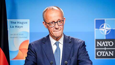 Bundeskanzler Friedrich Merz (CDU) äußert sich in Den Haag vor Journalisten zu den Ergebnissen des Nato-Gipfels mit US-Präsident Donald Trump.