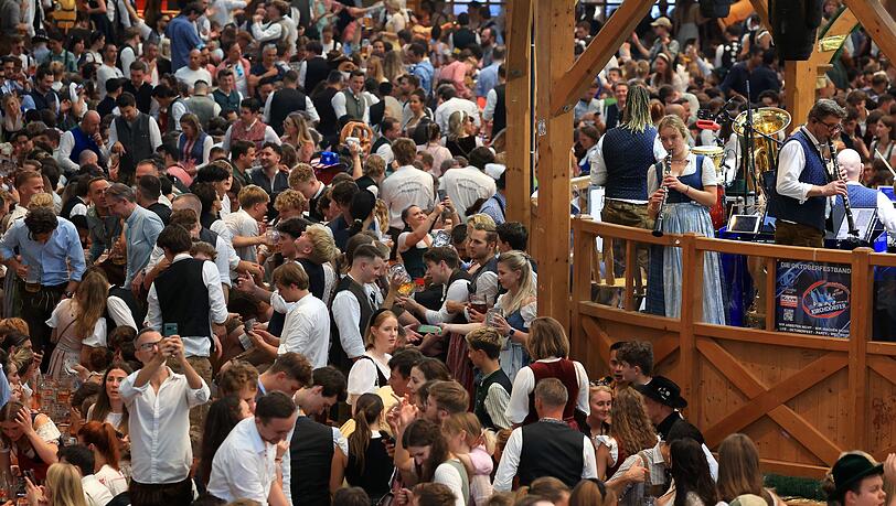 Wer mit Chef und Kollegen auf die Wiesn geht, sollte ein paar Dinge beachten.