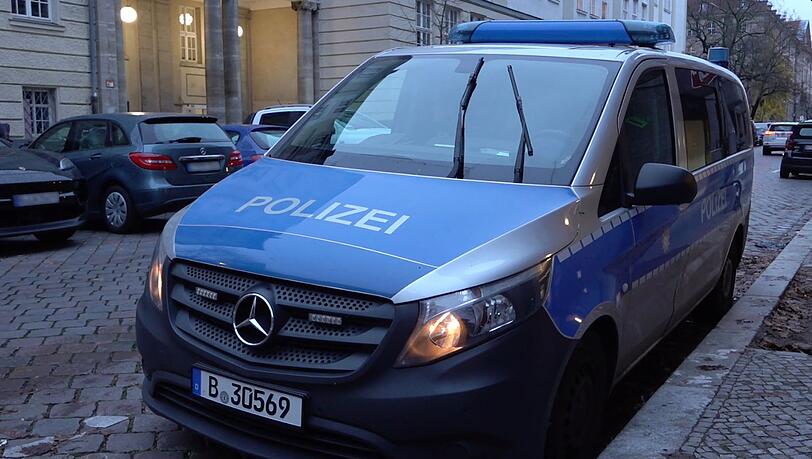 Ein Polizeiauto steht nach vermeintlichen Anschlagsandrohungen vor einer Berliner Schule. Ein Polizeiauto steht nach vermeintlichen Anschlagsandrohungen vor einer Berliner Schule.