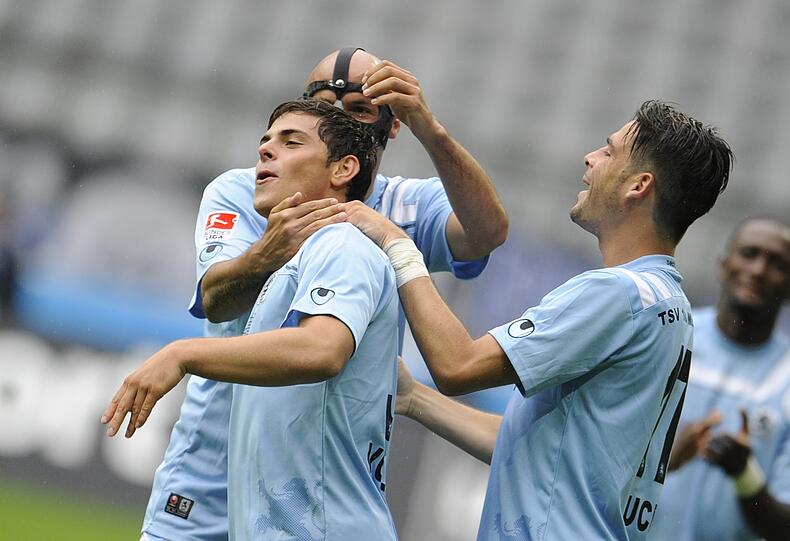 Wie lange jubelt er noch im Dress von 1860? Torschütze Kevin Volland (l.) wird von Necat Aygün und Stefan Buck (r.) zu seinem Treffer zum 2:0 beglückwünscht.