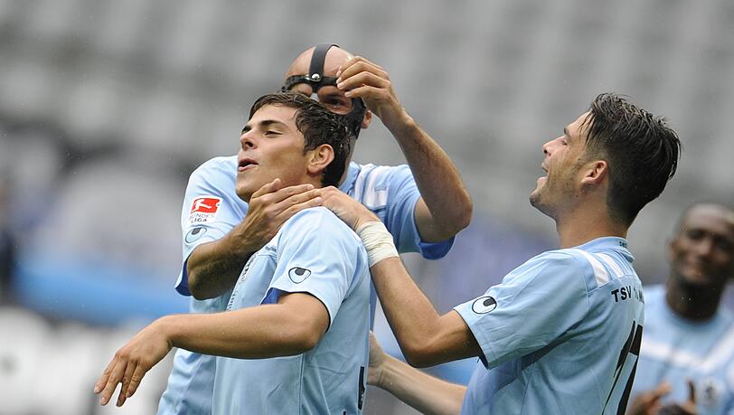 Wie lange jubelt er noch im Dress von 1860? Torschütze Kevin Volland (l.) wird von Necat Aygün und Stefan Buck (r.) zu seinem Treffer zum 2:0 beglückwünscht. Wie lange jubelt er noch im Dress von 1860? Torschütze Kevin Volland (l.) wird von Necat Aygün und Stefan Buck (r.) zu seinem Treffer zum 2:0 beglückwünscht.