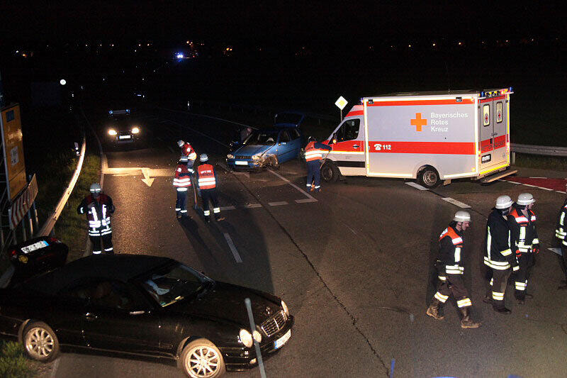 Ein Autofahrer nahm einem anderen bei der Einfahrt auf die Straße die Vorfahrt. Bei dem Unfall wurde eine Person leich verletzt.
