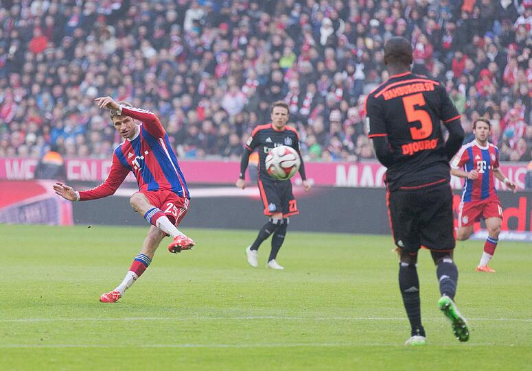 THOMAS MÜLLER - NOTE 1 - Spielte anstelle von Lewandowski im Sturmzentrum. Zeigte sich von Beginn an wach, scheiterte zunächst an Drobny. Verwandelte anschließend sicher den Handelfmeter zum 1:0. Seinen 15. im 17. Pflichtspiel. Dann auch Kunstschütze mit feinem Schlenzer und zweimaliger Vorbereiter.