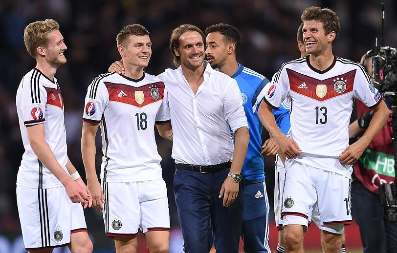 &bdquo;Jeder kommt gerne zur Nationalmannschaft&ldquo;, sagt Co-Trainer Thomas Schneider, der hier mit Schürrle, Kroos und Müller den Quali-Sieg in Schottland bejubelt.