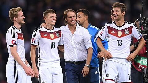 &bdquo;Jeder kommt gerne zur Nationalmannschaft&ldquo;, sagt Co-Trainer Thomas Schneider, der hier mit Schürrle, Kroos und Müller den Quali-Sieg in Schottland bejubelt.
