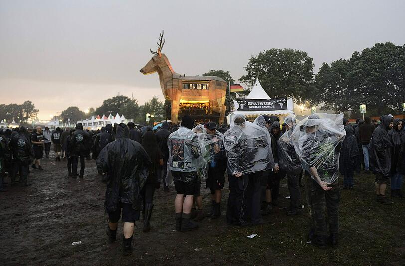 Regenschutz a la Wacken. Kein Cape zur Hand? Die Plastiktüte tuts auch.