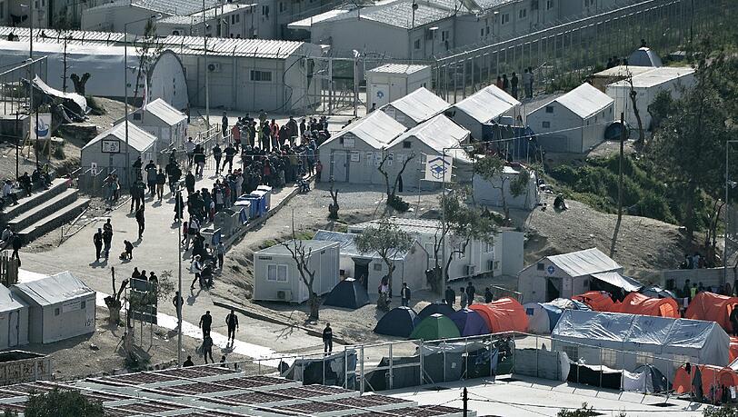 Im Flüchtlingslager "Moria" auf Lesbos ist ein Feuer ausgebrochen. Foto: Orestis Panagiotou/Archiv Im Flüchtlingslager "Moria" auf Lesbos ist ein Feuer ausgebrochen. Foto: Orestis Panagiotou/Archiv