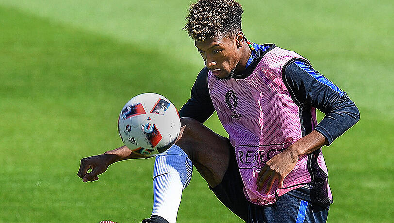 Kingsley Coman verletzt sich im Training der Nationalmannschaft. Kingsley Coman verletzt sich im Training der Nationalmannschaft.
