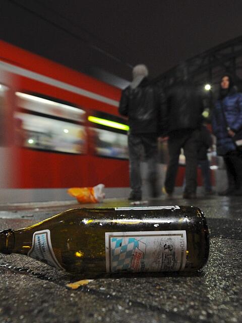 Gibt es Streit an Bahnh&ouml;fen, ist oft Alkohol im Spiel. Die Bahn will jetzt ein generelles Verbot durchsetzen &ndash; in M&uuml;nchen gilt das bereits. (Archivbild)