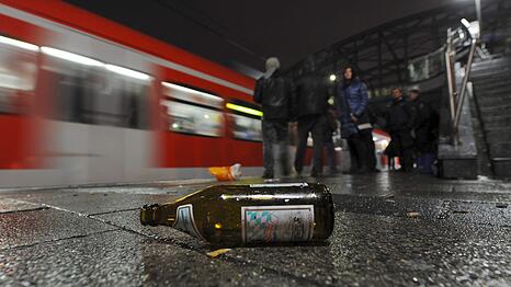 Gibt es Streit an Bahnh&ouml;fen, ist oft Alkohol im Spiel. Die Bahn will jetzt ein generelles Verbot durchsetzen &ndash; in M&uuml;nchen gilt das bereits. (Archivbild)