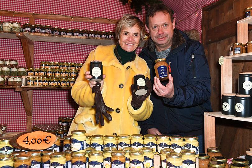 Fürstin Gloria von Thurn und Taxis mit einem Senf-Verkäufer