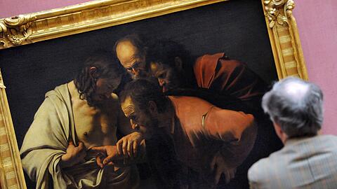 Die von Caravaggios ungläubigem Thomas kritisch betatschte Wunde ermöglicht Jesus &ndash; laut Johannes Fried &ndash; das Überleben.
