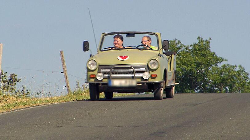 Der tierliebe Thüringer Steffen (32) und Nicole aus Sachsen fahren mit einem Trabbi-Cabrio ins Grüne.