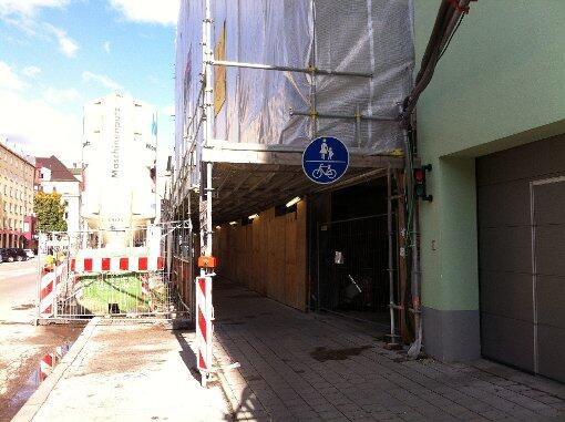 Und auch dieses Foto vom Oktober zeigt, was so eine Dauerbaustelle für Radler und Fußgänger über Monate hinweg bedeutet.