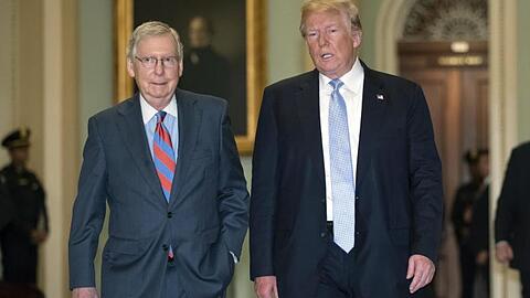 Der republikanische Mehrheitsführer im US-Senat, Mitch McConnell (l), und Präsident Donald Trump im Weißen Haus in Washington.