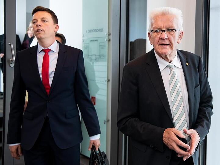 Tobias Hans (l) und Winfried Kretschmann treffen im Bundesrat ein. Laut Hans wird sich der Bund im kommenden Jahr mit 3,35 Milliarden Euro beteiligen, 2021 dann mit 3,15 Milliarden.
