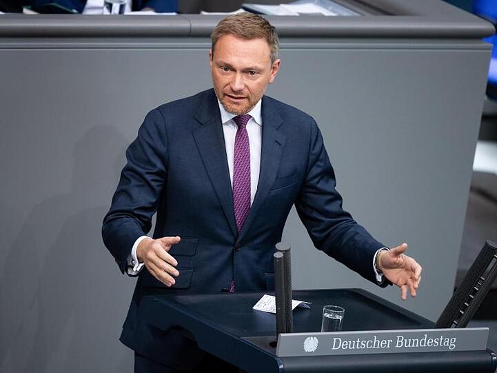 "Ich wage die Vorhersage, dass die Diskussion über den Klimaschutz in drei Jahren ganz anders geführt wird, falls 400.000 Leute aus der Automobilindustrie entlassen werden müssen", sagt Christian Lindner.