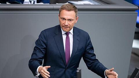 "Ich wage die Vorhersage, dass die Diskussion über den Klimaschutz in drei Jahren ganz anders geführt wird, falls 400.000 Leute aus der Automobilindustrie entlassen werden müssen", sagt Christian Lindner.