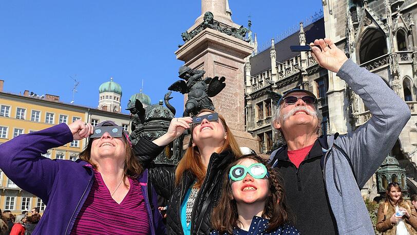 Die letzte partielle Sonnenfinsternis gab's in München am 20. März 2015. Mit Schutzbrille war das Naturschauspiel gut zu beobachten.