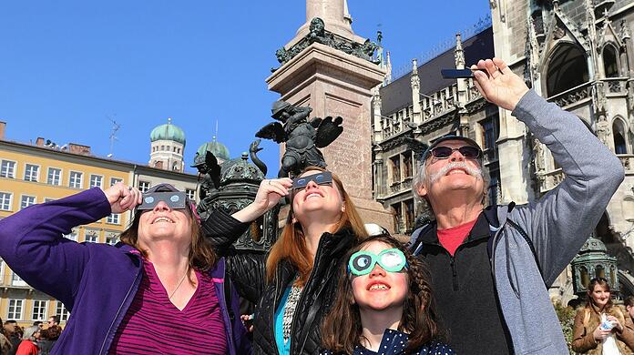Die letzte partielle Sonnenfinsternis gab's in München am 20. März 2015. Mit Schutzbrille war das Naturschauspiel gut zu beobachten.