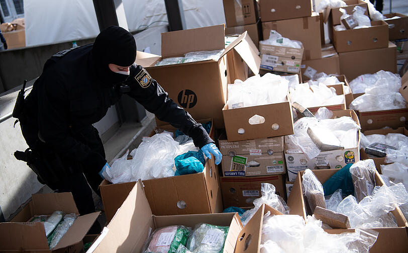 Polizisten packen Kokain für den Transport zu einer Müllverbrennungsanlage in Kisten.