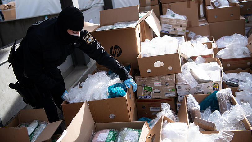 Polizisten packen Kokain für den Transport zu einer Müllverbrennungsanlage in Kisten. Polizisten packen Kokain für den Transport zu einer Müllverbrennungsanlage in Kisten.