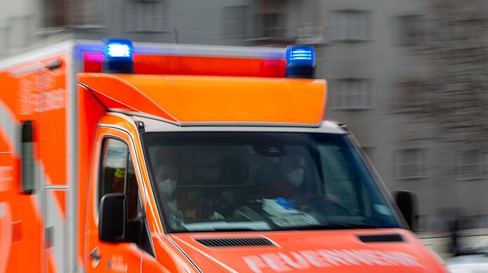 Der Mann wurde schwer verletzt und kam ins Krankenhaus. (Symbolbild)