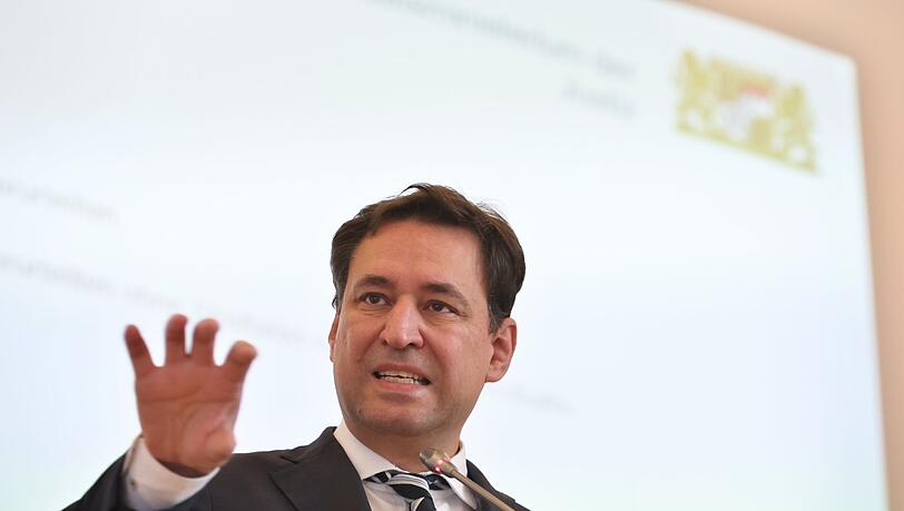 Georg Eisenreich (CSU), Justizminister von Bayern, stellt bei einer Pressekonferenz die bayerische Strafverfolgungsstatistik für das Jahr 2022 vor.