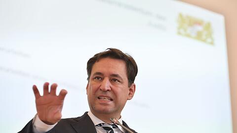 Georg Eisenreich (CSU), Justizminister von Bayern, stellt bei einer Pressekonferenz die bayerische Strafverfolgungsstatistik für das Jahr 2022 vor.