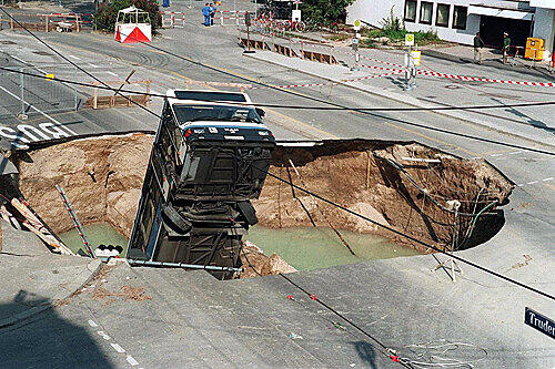 Katastrophe beim U-Bahn-Bau: 1994 entsteht am Truderinger Bahnhof ein riesiger Krater, in dem ein Bus versinkt.