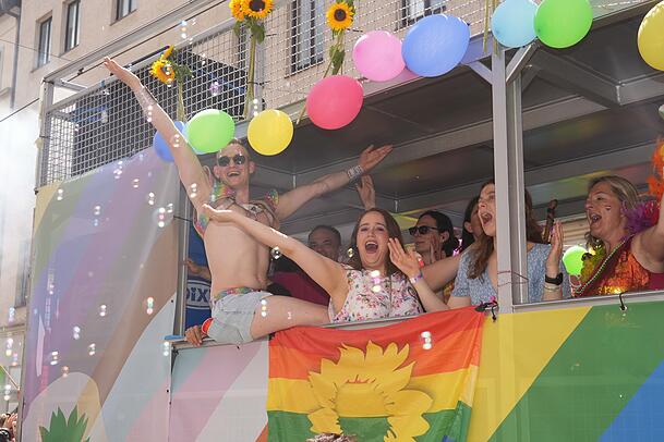 Florian Siekmann, Ricarda Lang, Jamila Schäfer und Anja Berger von den Grünen haben in ihrem Paradewagen sichtlich Spaß. Florian Siekmann, Ricarda Lang, Jamila Schäfer und Anja Berger von den Grünen haben in ihrem Paradewagen sichtlich Spaß.