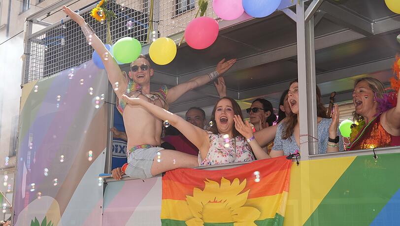 Florian Siekmann, Ricarda Lang, Jamila Schäfer und Anja Berger von den Grünen haben in ihrem Paradewagen sichtlich Spaß. Florian Siekmann, Ricarda Lang, Jamila Schäfer und Anja Berger von den Grünen haben in ihrem Paradewagen sichtlich Spaß.