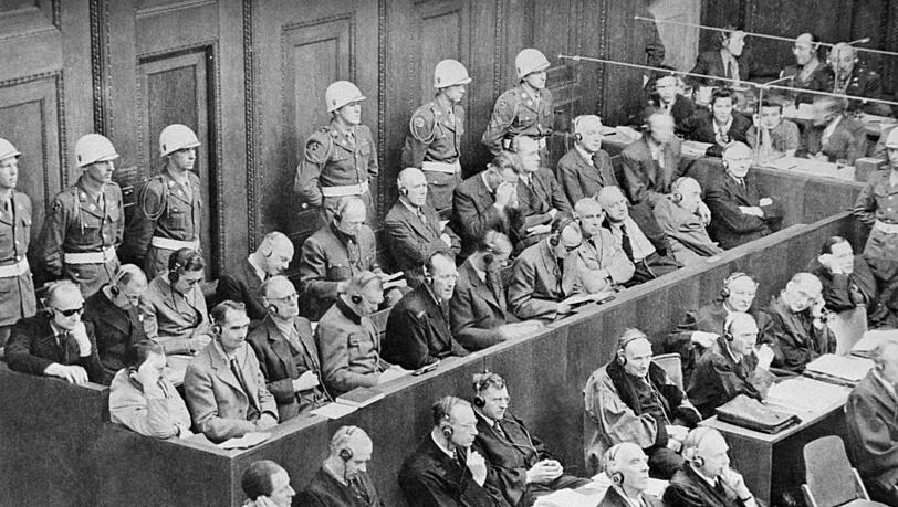 Im Saal 600: 1. Reihe v.l. Hermann Göring, Rudolf Heß, Joachim von Ribbentrop, Wilhelm Keitel, Ernst Kaltenbrunner, Alfred Rosenberg, Hans Frank, Wilhelm Frick, Julius Streicher, Walter Funk, Hjalmar Schacht. 2. Reihe: Karl Dönitz, Erich Raeder, Baldur von Schirach, Fritz Sauckel, Alfred Jodl, Franz von Papen, Arthur Seyß-Inquart, Albert Speer, Konstantin von Neurath, Hans Georg Fritzsche. Im Saal 600: 1. Reihe v.l. Hermann Göring, Rudolf Heß, Joachim von Ribbentrop, Wilhelm Keitel, Ernst Kaltenbrunner, Alfred Rosenberg, Hans Frank, Wilhelm Frick, Julius Streicher, Walter Funk, Hjalmar Schacht. 2. Reihe: Karl Dönitz, Erich Raeder, Baldur von Schirach, Fritz Sauckel, Alfred Jodl, Franz von Papen, Arthur Seyß-Inquart, Albert Speer, Konstantin von Neurath, Hans Georg Fritzsche.