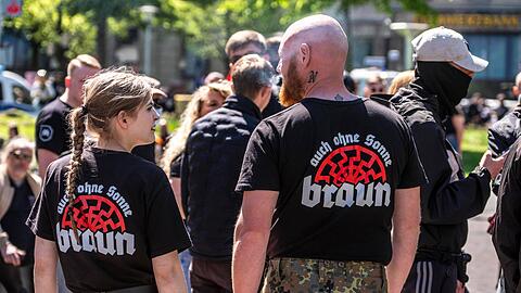 Mitglieder und Anh&auml;nger der NPD-Nachfolge-Partei Die Heimat bei einer Demonstration in Essen.