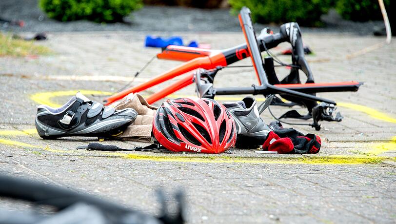 Der Radfahrer stürzte und erlitt schwere Verletzungen am Kopf und Becken. (Symbolbild) Der Radfahrer stürzte und erlitt schwere Verletzungen am Kopf und Becken. (Symbolbild)