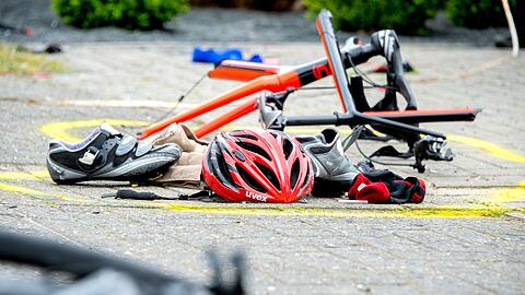 Der Radfahrer st&uuml;rzte und erlitt schwere Verletzungen am Kopf und Becken. (Symbolbild)