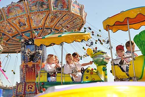 Eine Runde im Disney-Jet, danach noch in den Wellenflug: Für Familien ist die Wiesn besonders mittags und am heutigen Familientag preiswert.