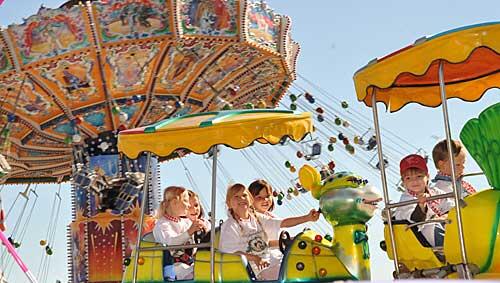 Eine Runde im Disney-Jet, danach noch in den Wellenflug: Für Familien ist die Wiesn besonders mittags und am heutigen Familientag preiswert. Eine Runde im Disney-Jet, danach noch in den Wellenflug: Für Familien ist die Wiesn besonders mittags und am heutigen Familientag preiswert.