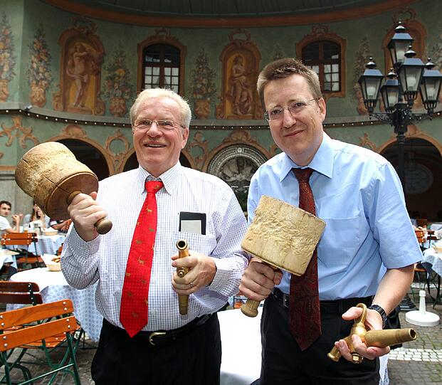 Unverzichtbar für die Wiesn: Manfred (l.) und Thomas Vollmer mit Wechsel und Schlegel. Damit werden die Fässer angezapft &ndash; die gibt&rsquo;s nur noch im Augustiner.