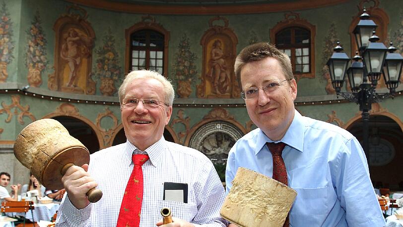 Unverzichtbar für die Wiesn: Manfred (l.) und Thomas Vollmer mit Wechsel und Schlegel. Damit werden die Fässer angezapft – die gibt’s nur noch im Augustiner. Unverzichtbar für die Wiesn: Manfred (l.) und Thomas Vollmer mit Wechsel und Schlegel. Damit werden die Fässer angezapft – die gibt’s nur noch im Augustiner.
