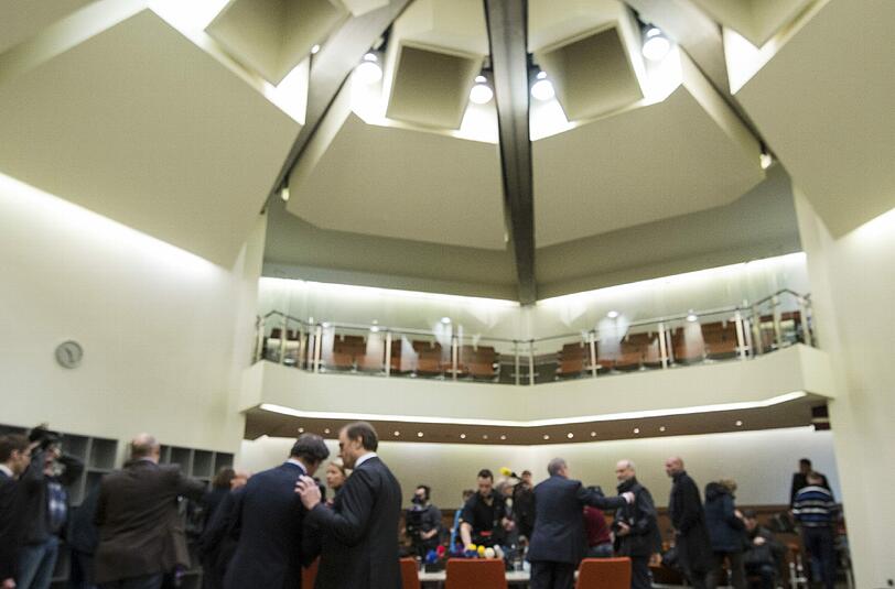 Die Hälfte des Ranges im Münchner Schwurgerichtssaal gehört den Medien - zumindest denen, die schnell genug waren. Jetzt steht die Platzvergabe in der Kritik.