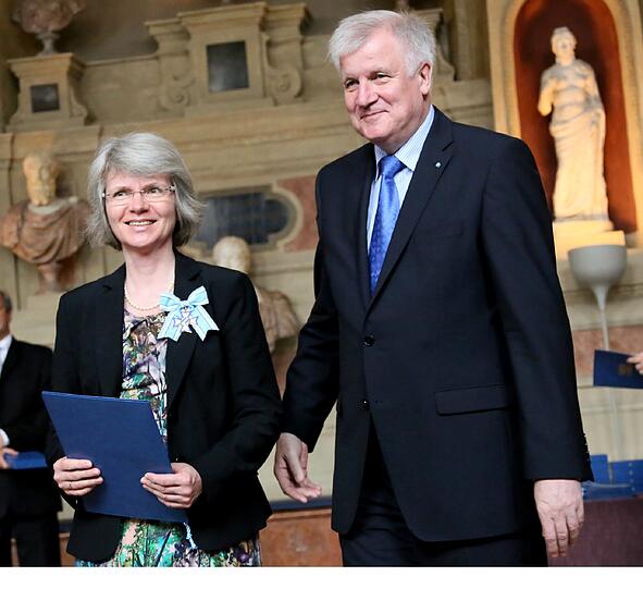 Dorothea Deneke-Stoll Am Mittwoch wurde in München der Bayerischen Verdienstorden vom bayerischen Ministerpräsidenten, Horst Seehofer, an 20 Bürgerinnen und 30 Bürger verliehen.