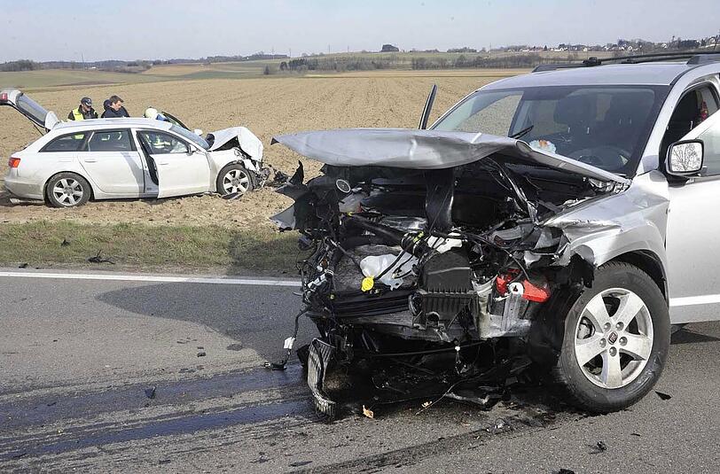 Nach dem Aufprall wurde der Audi in einen angrenzenden Acker geschleudert. Ein Fahrer musste mit schweren Verletzungen mit dem Hubschrauber abtransportiert werden.