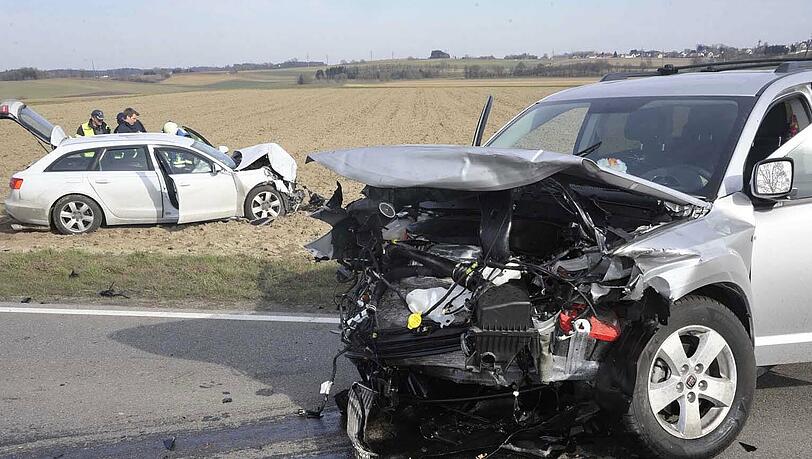 Nach dem Aufprall wurde der Audi in einen angrenzenden Acker geschleudert. Ein Fahrer musste mit schweren Verletzungen mit dem Hubschrauber abtransportiert werden. Nach dem Aufprall wurde der Audi in einen angrenzenden Acker geschleudert. Ein Fahrer musste mit schweren Verletzungen mit dem Hubschrauber abtransportiert werden.