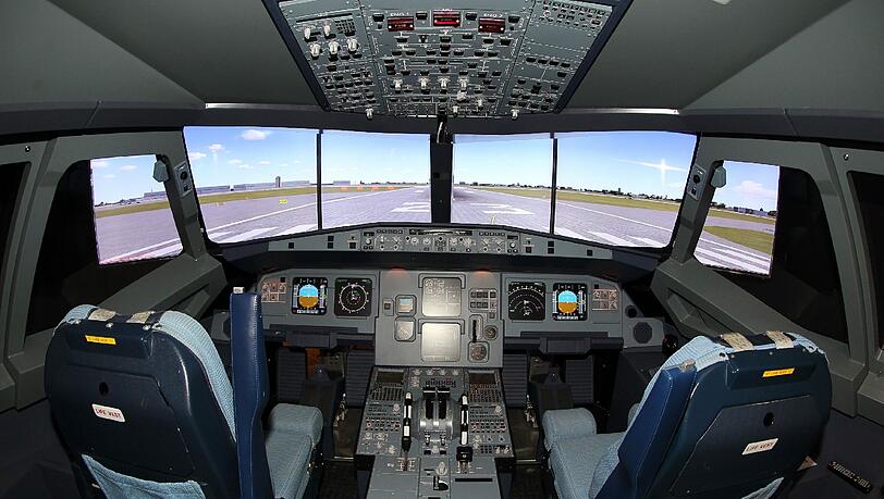 Hier soll in Zukunft das "Vier-Augen-Prinzip" gelten: Airlines wollen nach dem Airbus-Drama in den französischen Alpen die Zwei-Personen-Regel im Cockpit einführen. Hier soll in Zukunft das "Vier-Augen-Prinzip" gelten: Airlines wollen nach dem Airbus-Drama in den französischen Alpen die Zwei-Personen-Regel im Cockpit einführen.