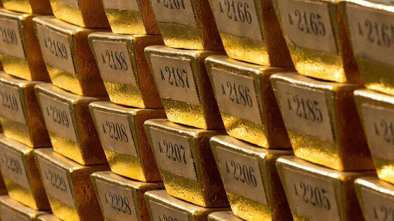 Gold gilt in turbulenten Zeiten als sicherer Hafen. Zudem werfen klassische Sparanlagen wegen der Niedrigzinspolitik der Europäischen Zentralbank (EZB) kaum noch etwas ab.