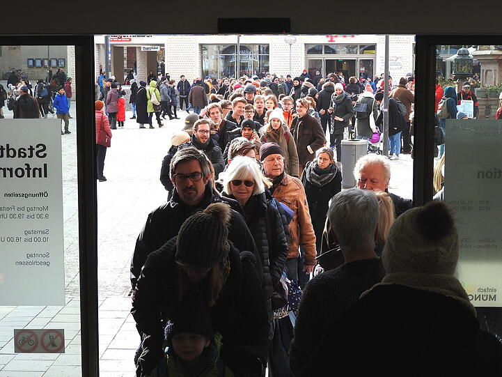 Die Schlange fürs Volksbegehren reichte auch am Freitag (1. Februar) über den gesamten Marienplatz &ndash; die Unterstützung ist weiterhin groß.