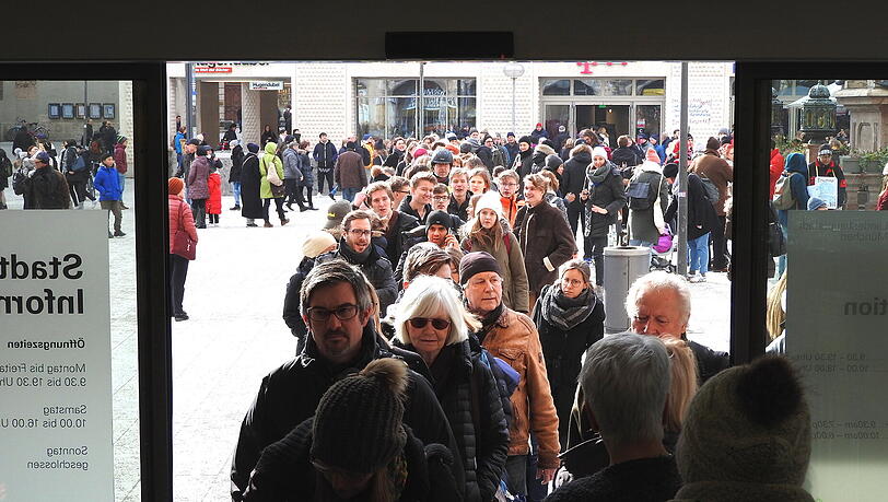 Die Schlange fürs Volksbegehren reichte auch am Freitag (1. Februar) über den gesamten Marienplatz – die Unterstützung ist weiterhin groß. Die Schlange fürs Volksbegehren reichte auch am Freitag (1. Februar) über den gesamten Marienplatz – die Unterstützung ist weiterhin groß.