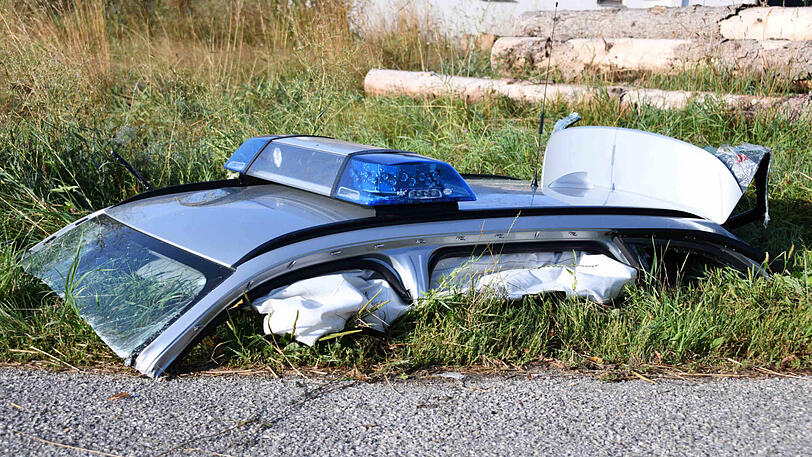 Trümmerfeld auf der B15: Die beiden Fahrzeuge haben einen Totalschaden.